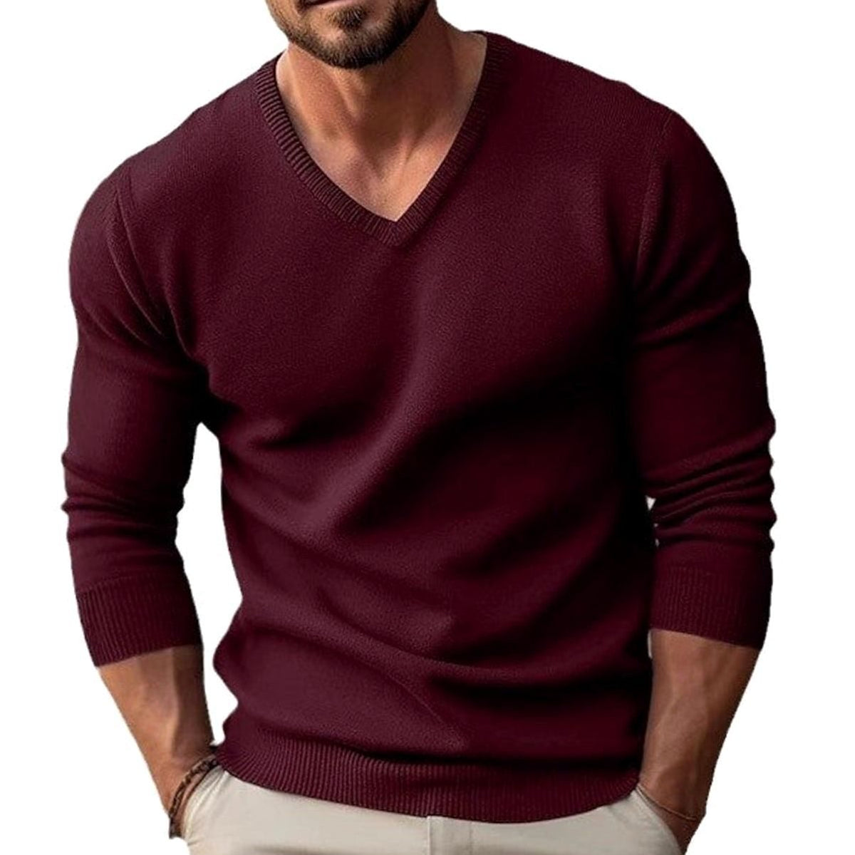Pull col V homme bordeaux porté avec un chino, vue de face