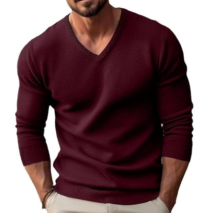 Pull col V homme bordeaux porté avec un chino, vue de face