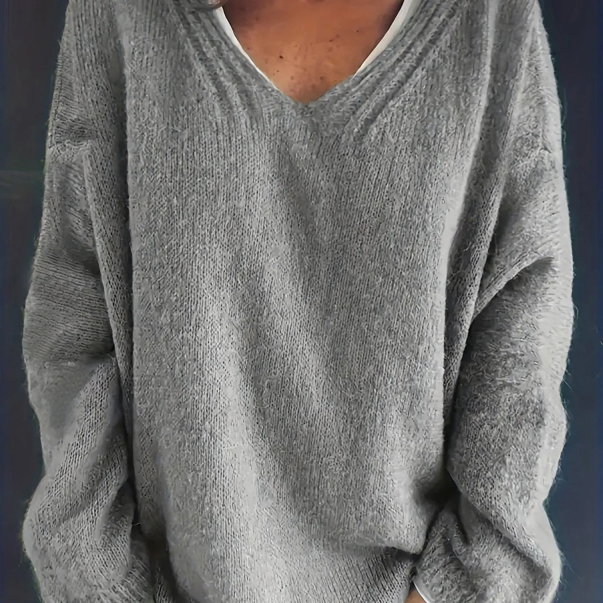 Pull col V ample, coloris gris clair, vue de face