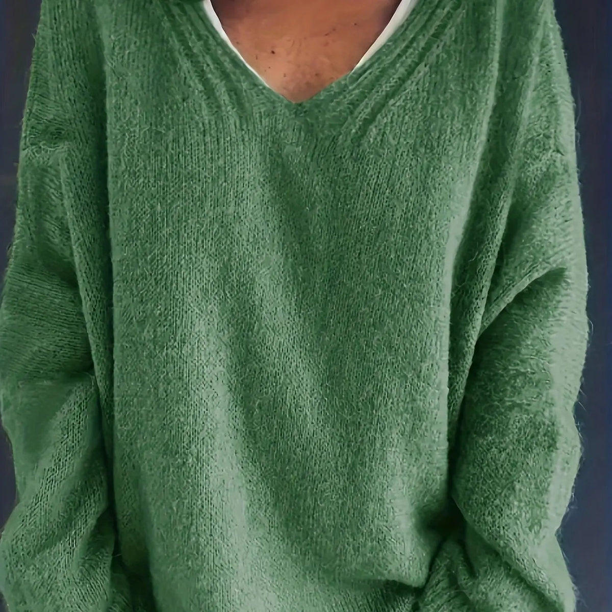 Pull col V ample, coloris vert, vue de face