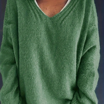 Pull col V ample, coloris vert, vue de face