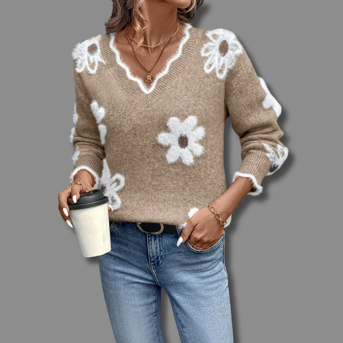 Pull col V fleuri, coloris fauve, porté en tenue