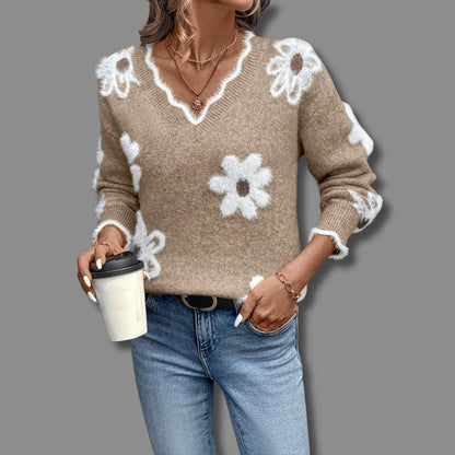 Pull col V fleuri, coloris fauve, porté en tenue