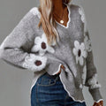 Pull col V fleuri, coloris gris, porté en tenue