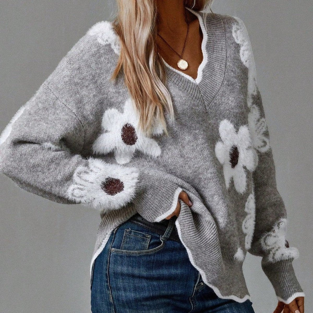 Pull col V fleuri, coloris gris, porté en tenue