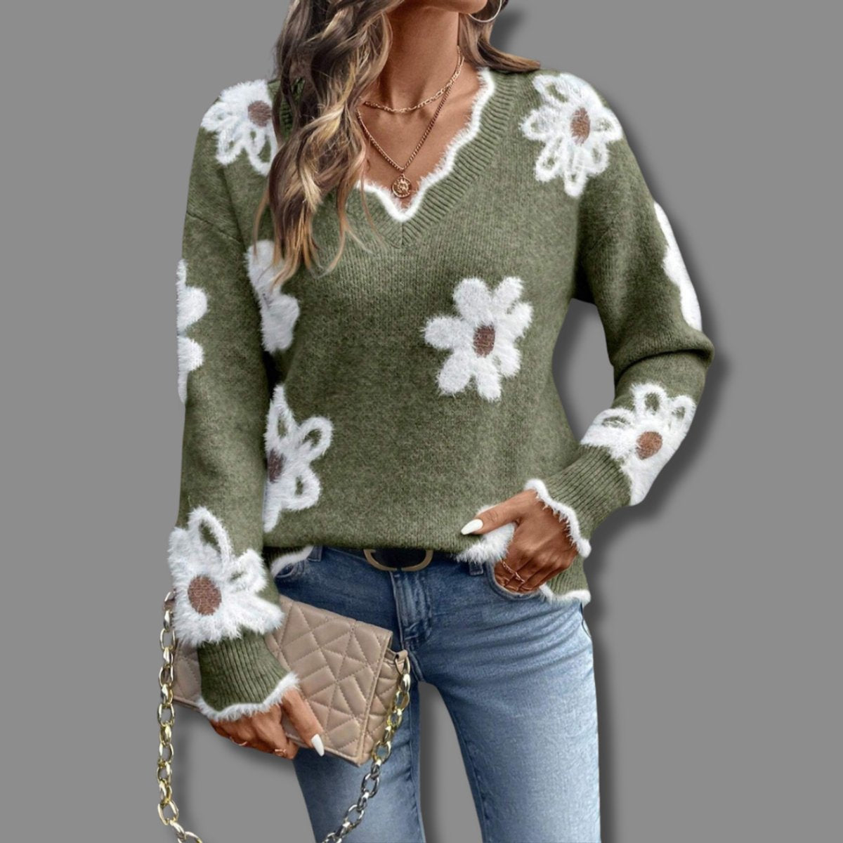 Pull col V fleuri, coloris vert olive, porté en tenue