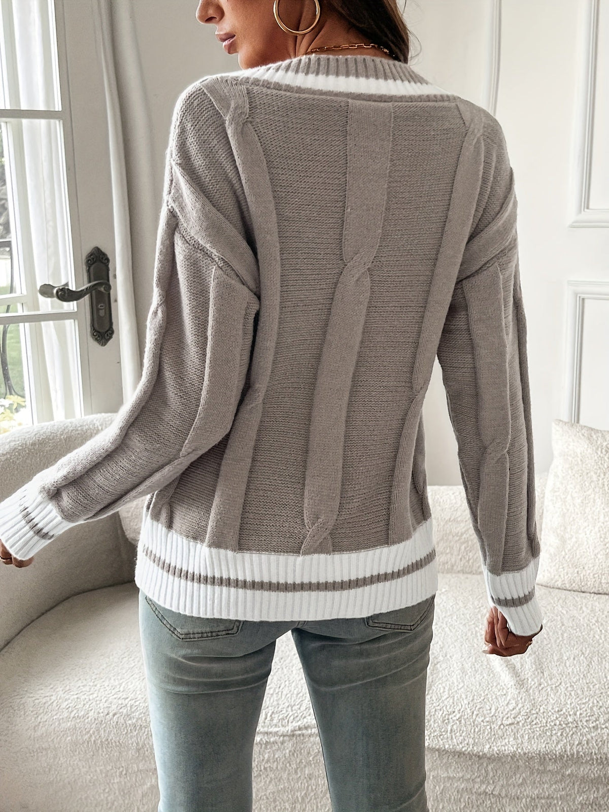 Pull col V rayé, coloris gris, vue de dos