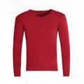 Pull col V rouge en maille unie, présenté à plat