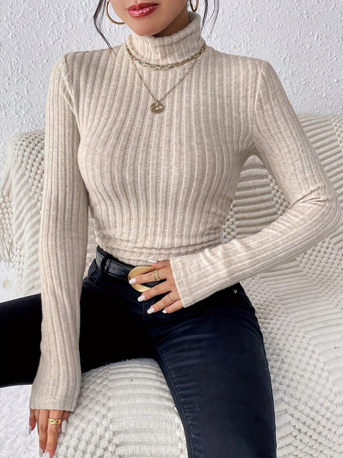 Pull côtelé col roulé, coloris beige, porté en tenue, vue 2