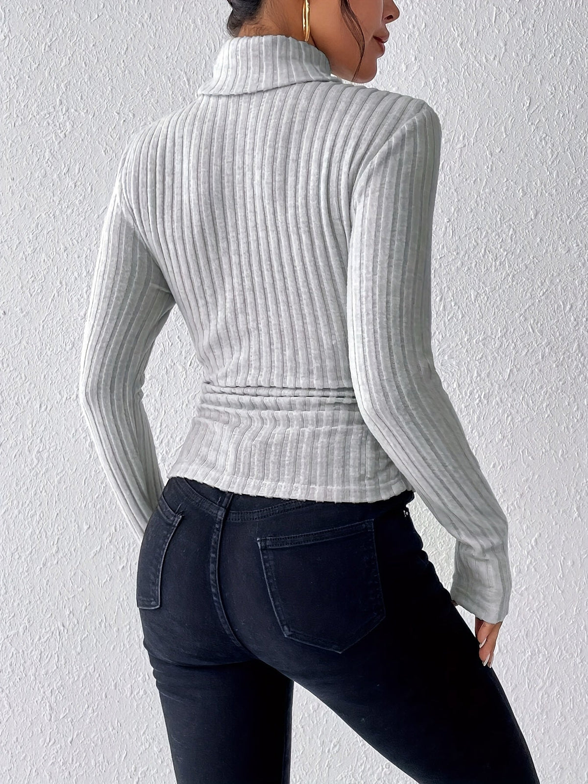 Pull côtelé col roulé, coloris gris clair, vue de dos