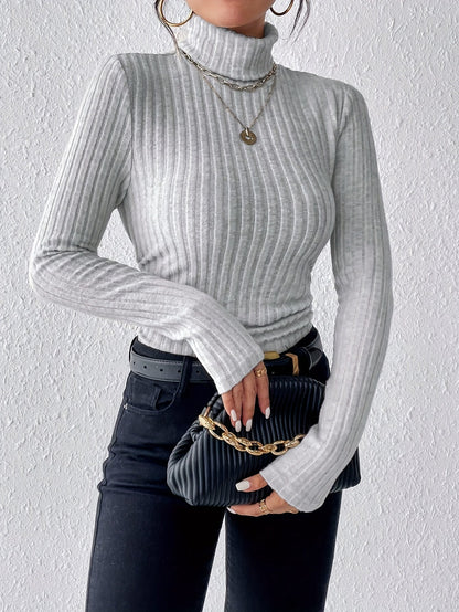 Pull côtelé col roulé, coloris gris clair, porté en tenue