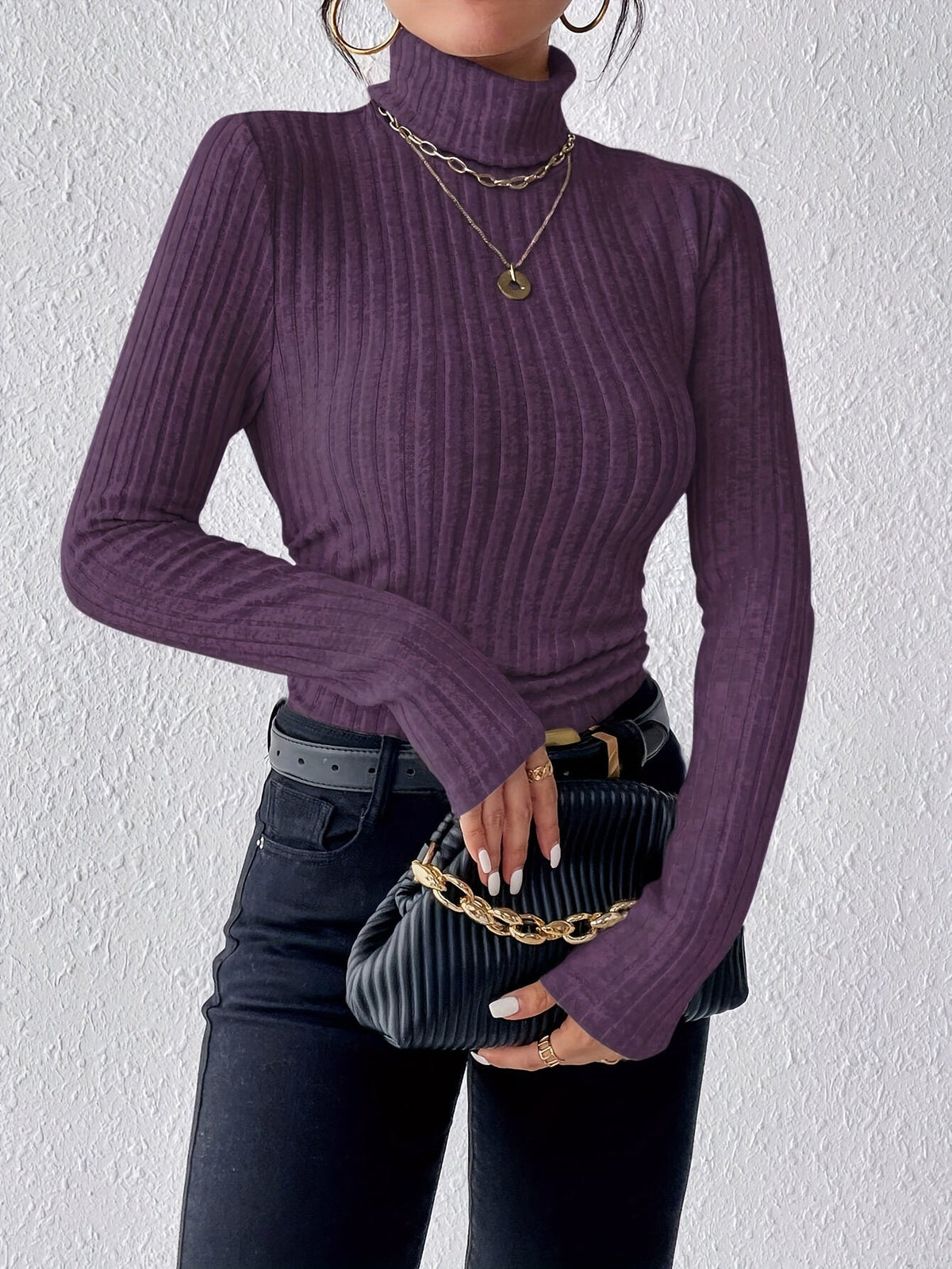 Pull côtelé col roulé, coloris violet, porté en tenue