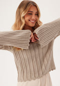 Pull côtelé manches évasées, coloris pierre, porté en tenue
