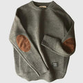 Pull col rond gris pour homme à coudières ovales, posé à plat