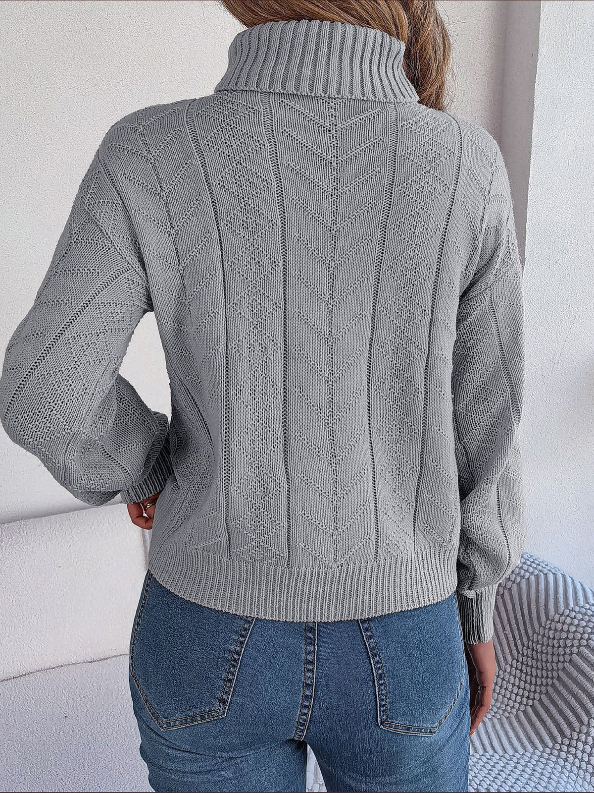 Pull court à torsades, coloris gris, vue de dos