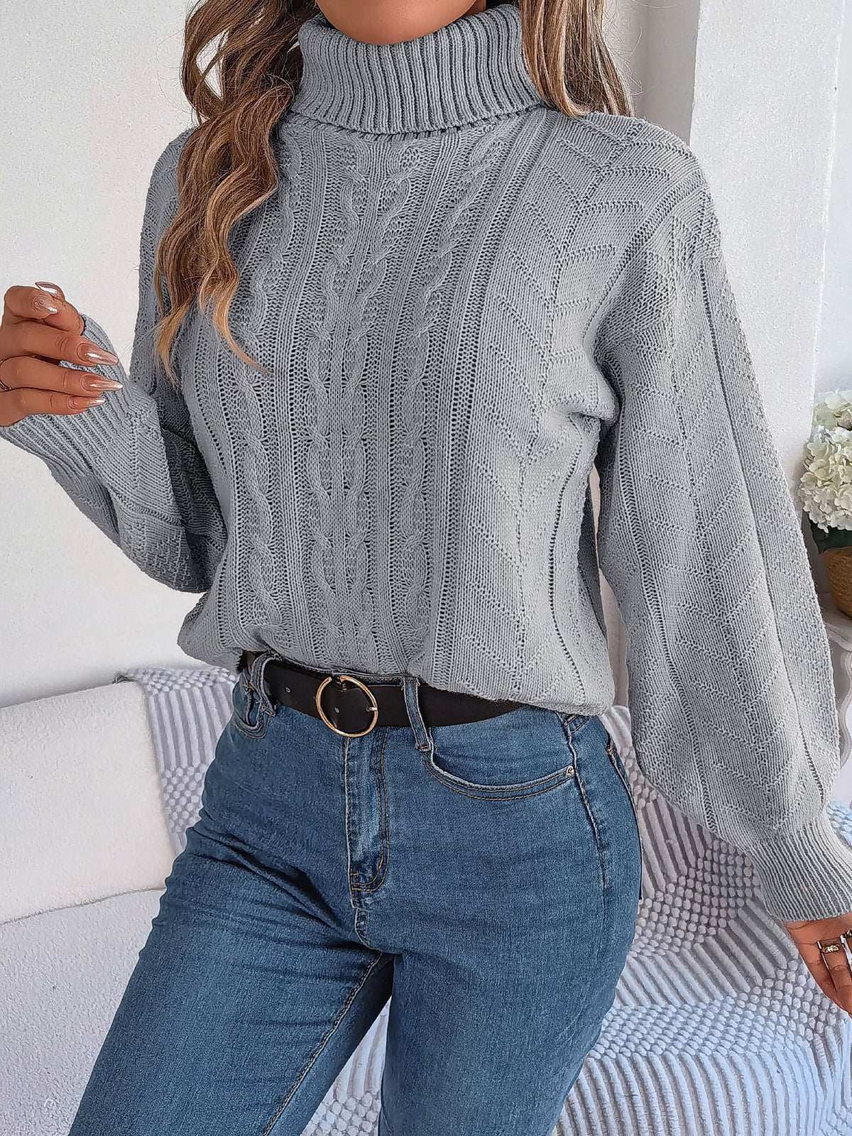 Pull court à torsades, coloris gris, porté en tenue, vue 3