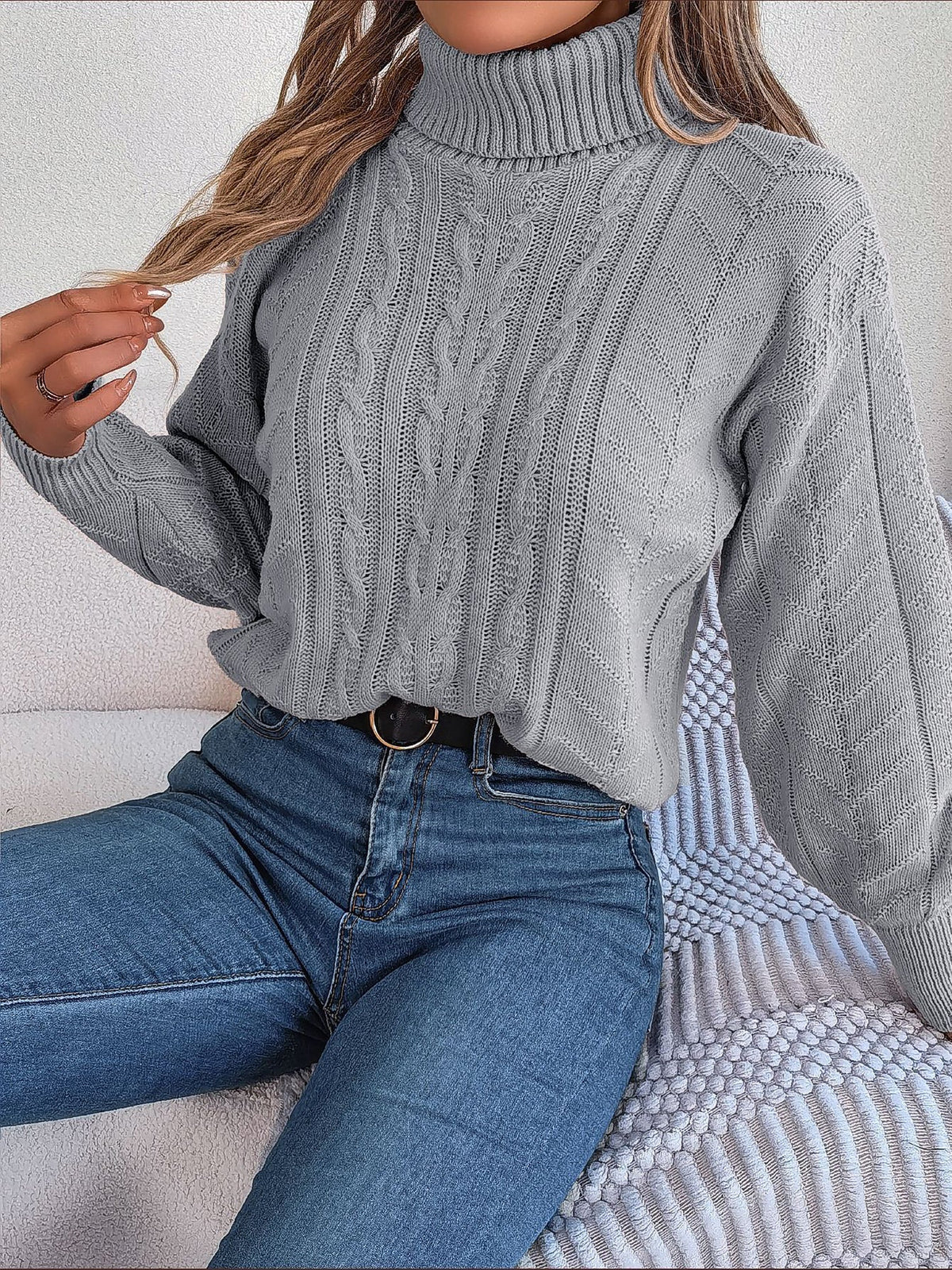Pull court à torsades, coloris gris, porté en tenue, vue 4