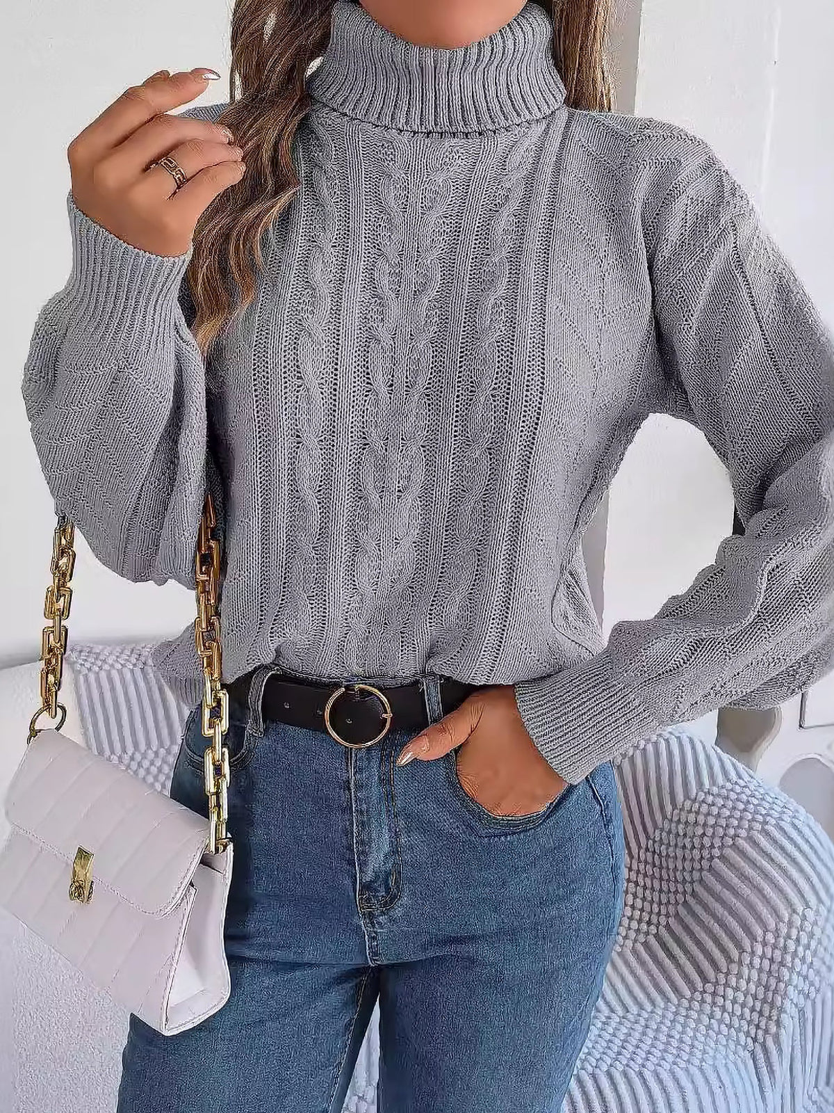 Pull court à torsades, coloris gris, porté en tenue, vue 5