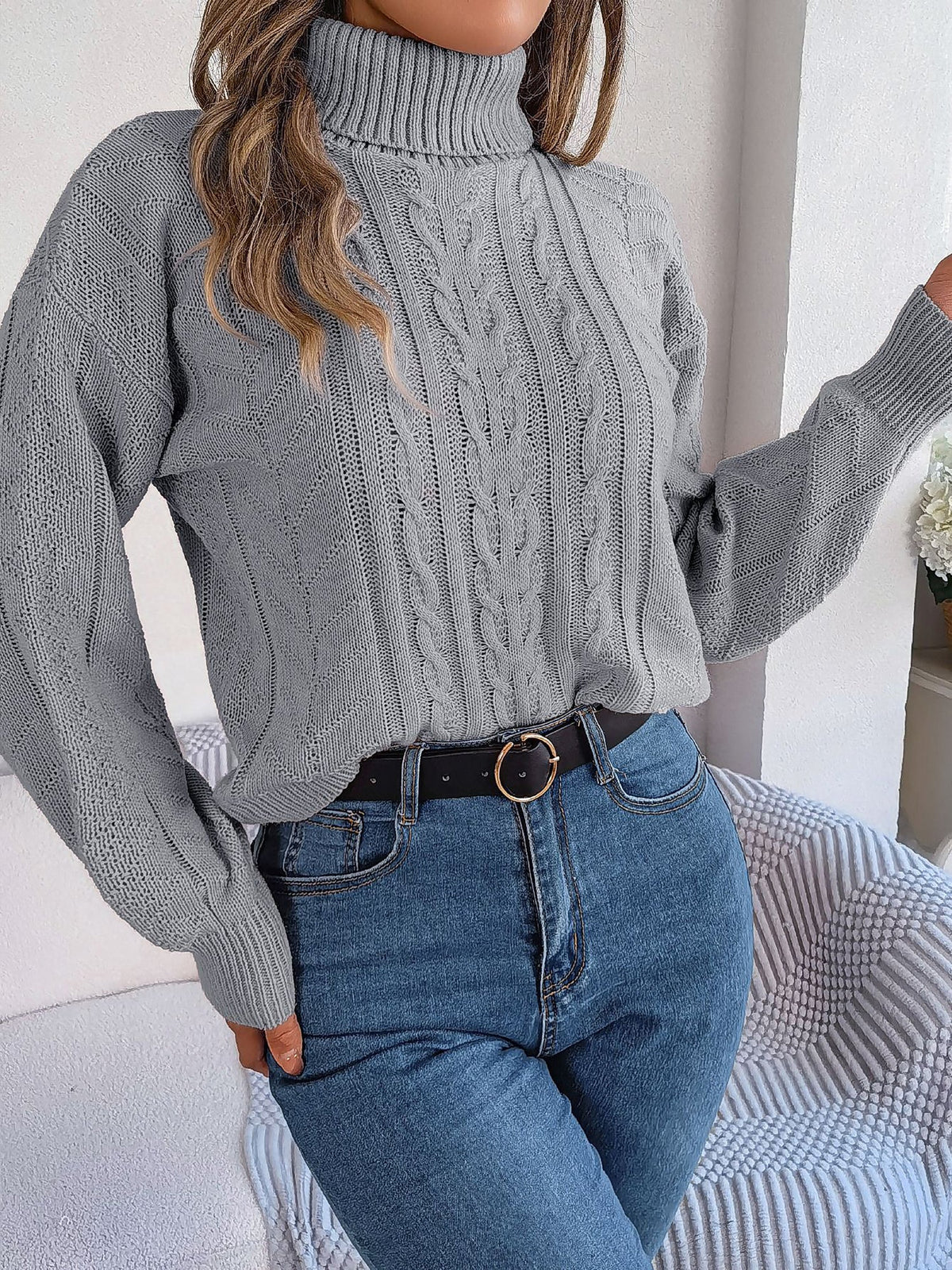 Pull court à torsades, coloris gris, porté en tenue, vue 2