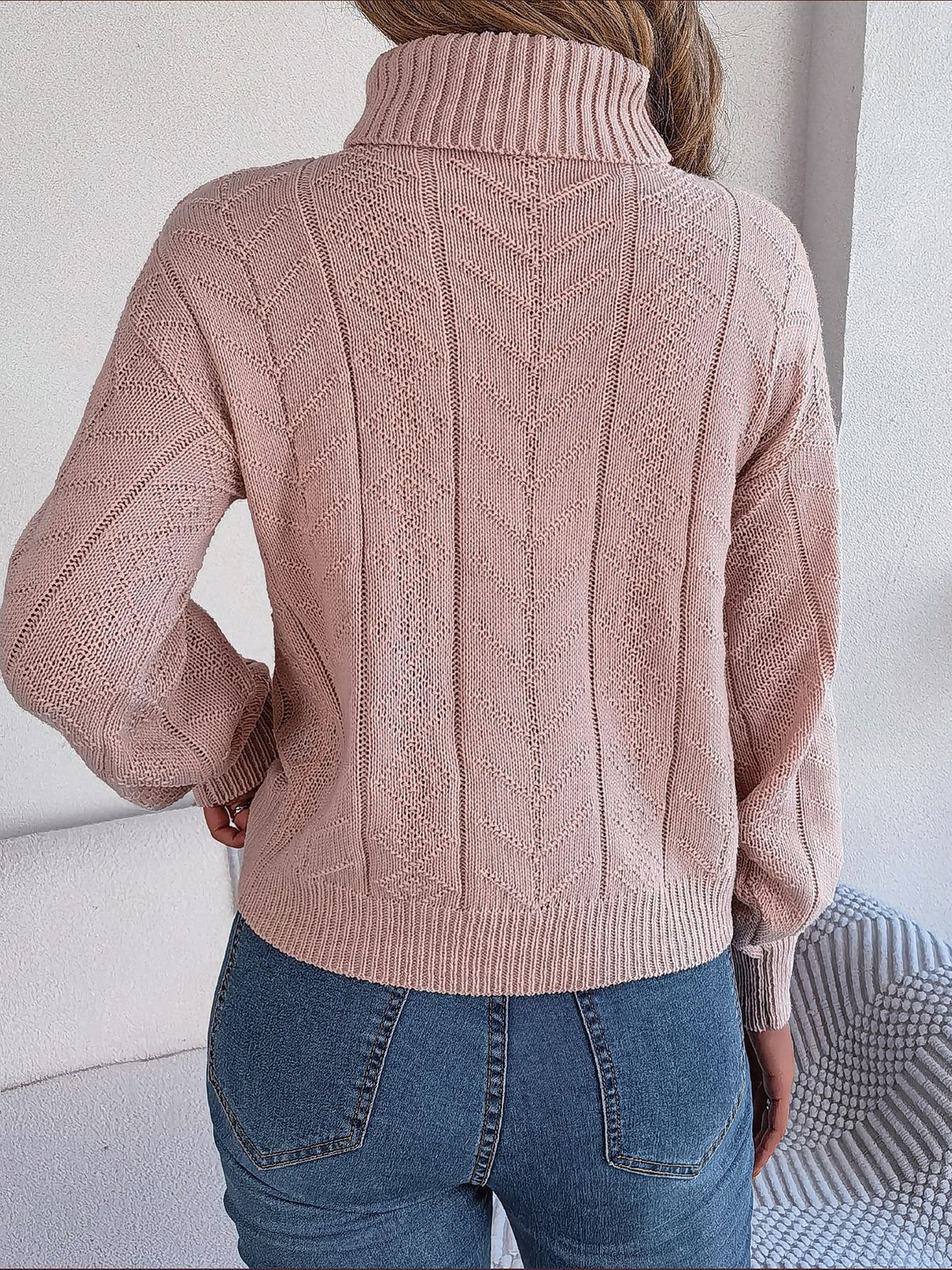 Pull court à torsades, coloris rose poudré, vue de dos