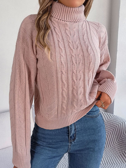 Pull court à torsades, coloris rose poudré, porté en tenue