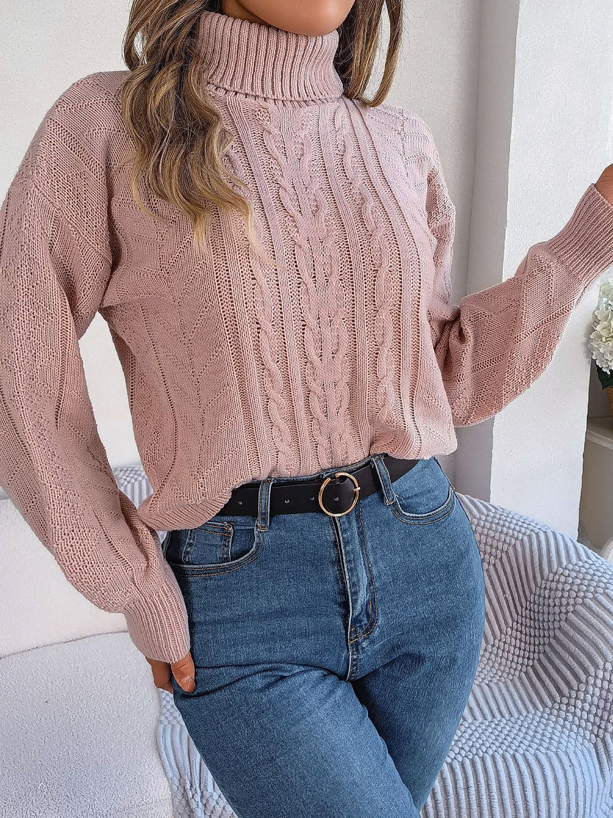 Pull court à torsades, coloris rose poudré, porté en tenue, vue 3