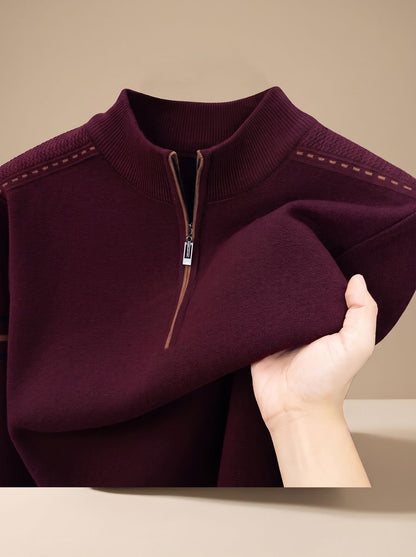 Col montant zippé d'un pull bordeaux, points sur les épaules