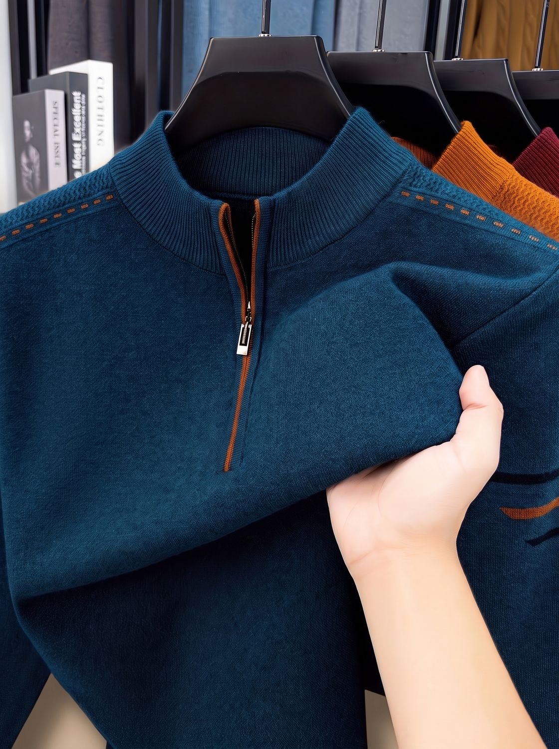 Pull demi-zip bleu pétrole sur cintre, liseré contrasté au zip