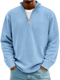 Pull demi-zip côtelé bleu clair porté de face sur un t-shirt