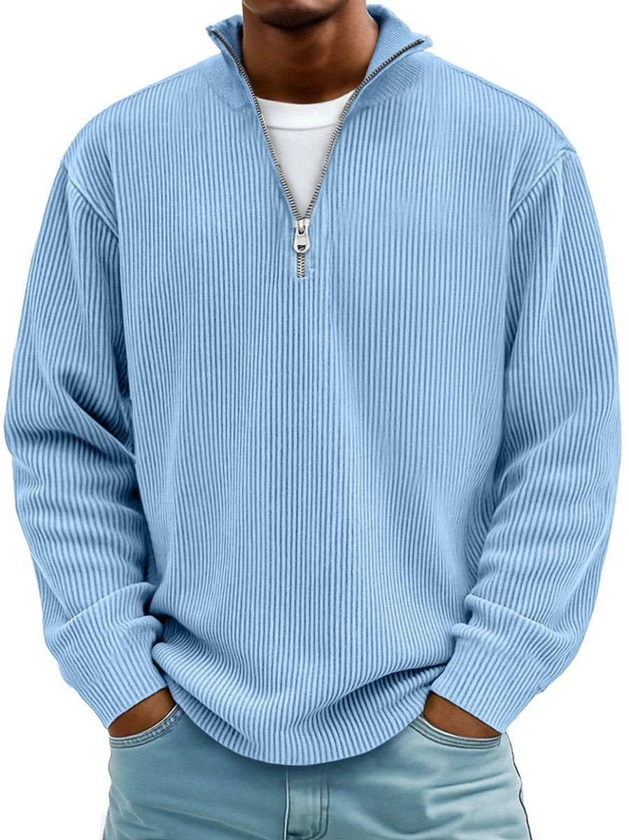 Pull demi-zip côtelé bleu clair porté de face sur un t-shirt