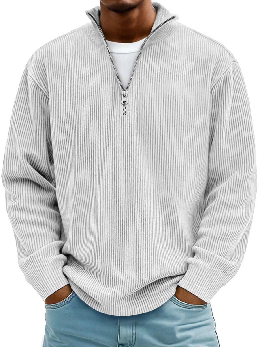 Pull demi-zip côtelé blanc cassé porté sur un t-shirt