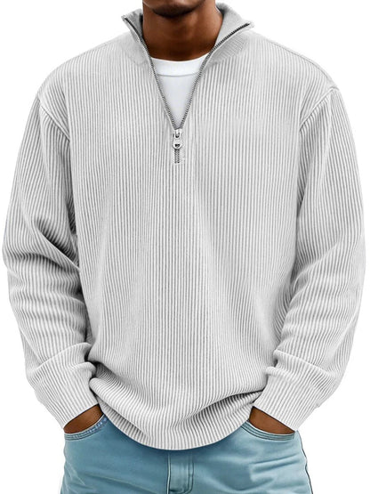 Pull demi-zip côtelé blanc cassé porté sur un t-shirt