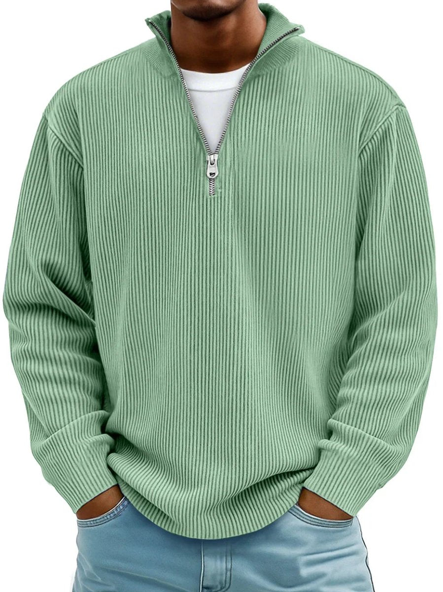 Pull demi-zip côtelé vert porté de face