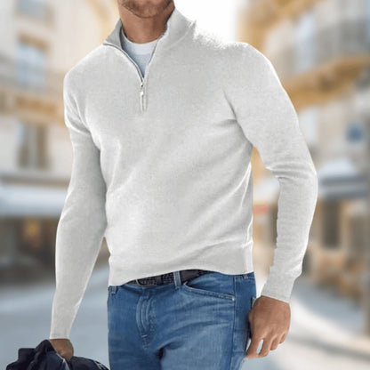 Pull demi-zip blanc à col montant porté en ville