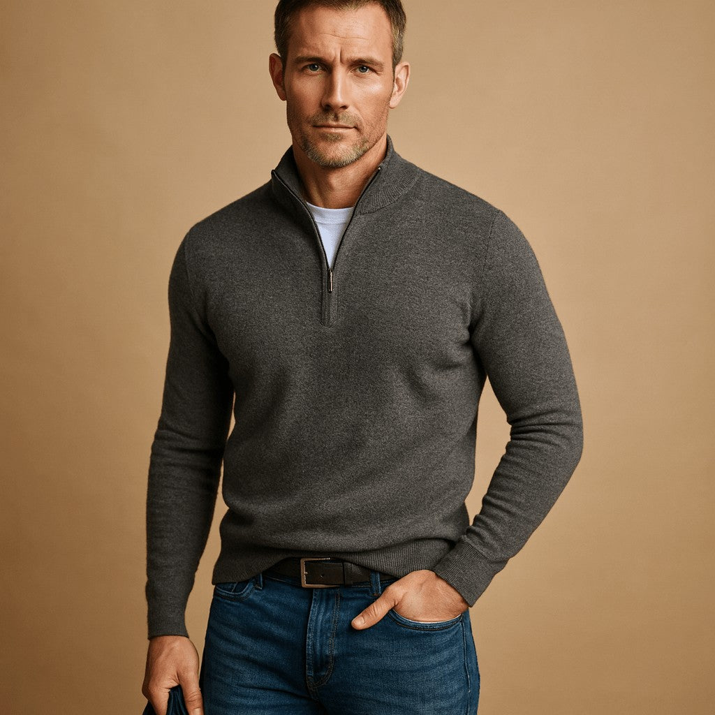Pull demi-zip anthracite en maille unie, porté avec un jean