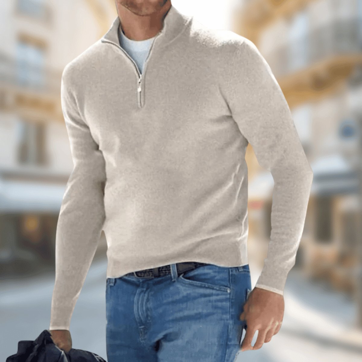 Pull demi-zip beige à col montant porté avec un jean