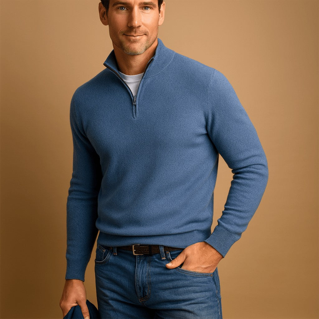 Pull demi-zip bleu en maille unie, porté avec un jean