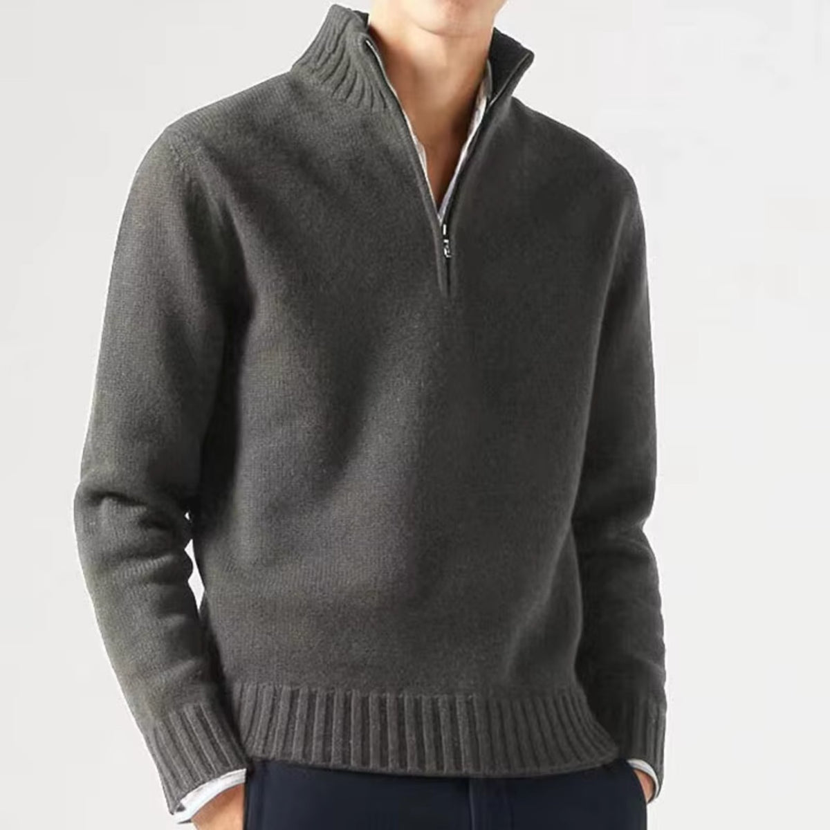 Pull demi-zip col montant in Gris foncé | By Old Money