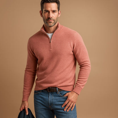 Pull demi-zip rose en maille unie, porté avec un jean