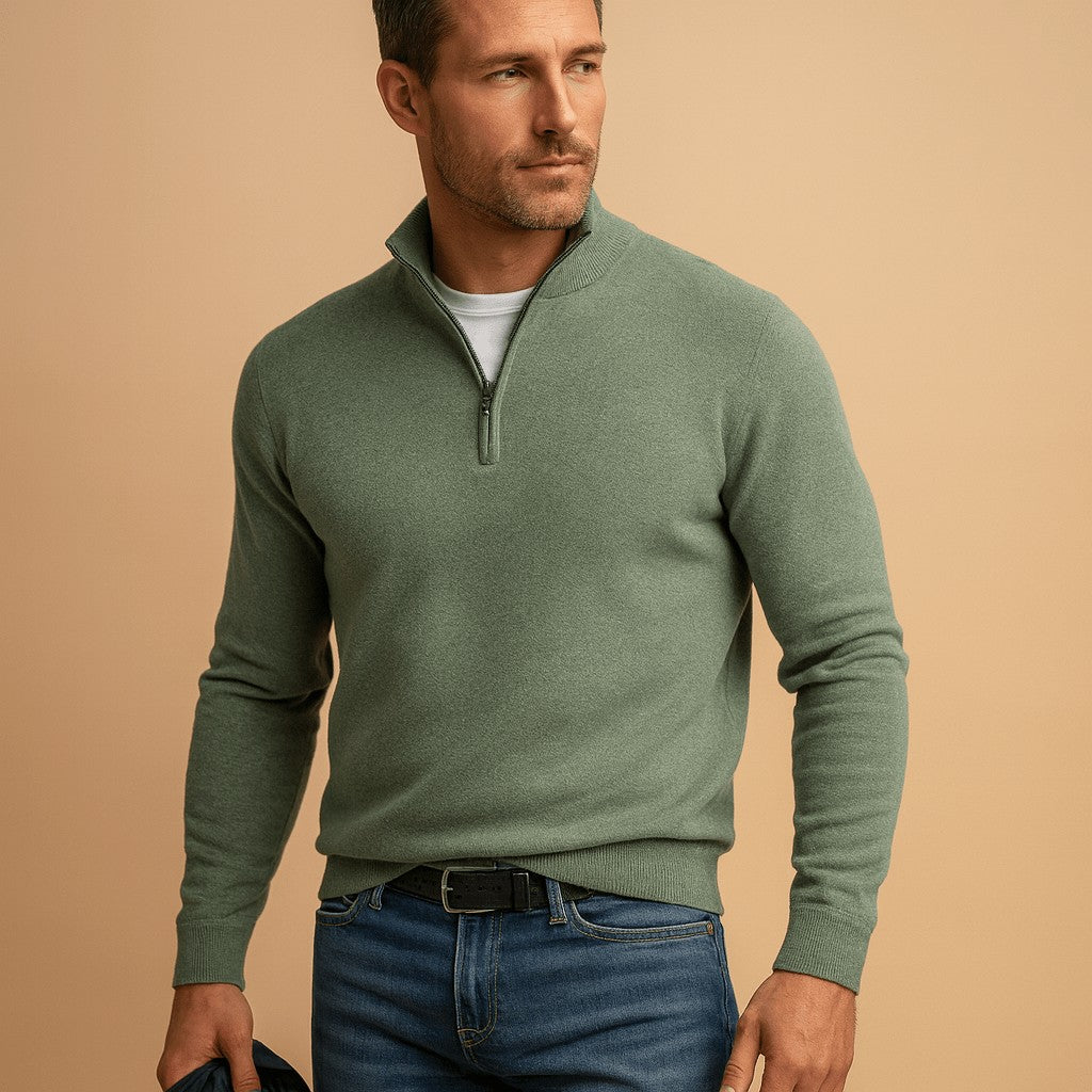Pull demi-zip vert sauge en maille unie, porté avec un jean