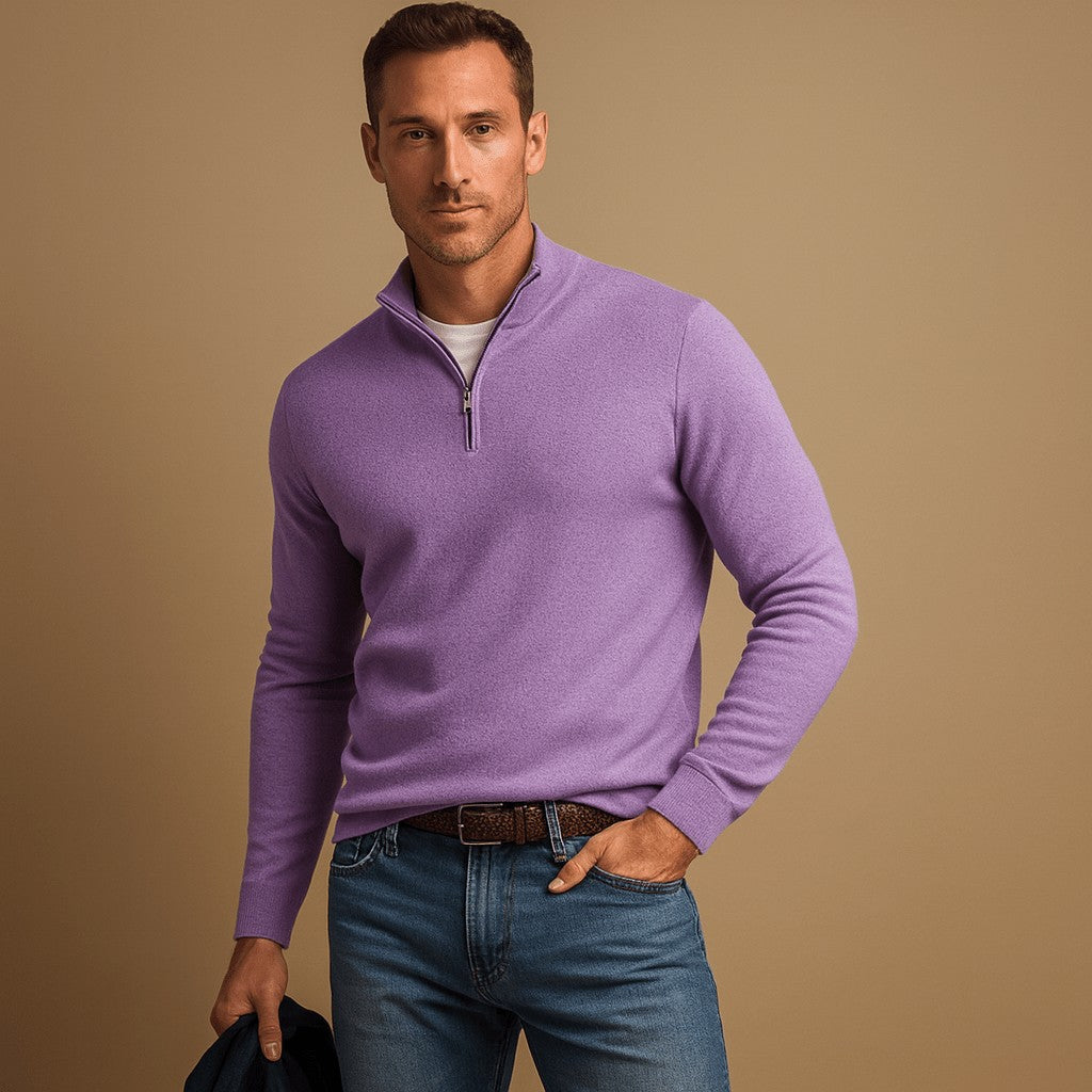 Pull demi-zip violet clair en maille unie, porté avec un jean