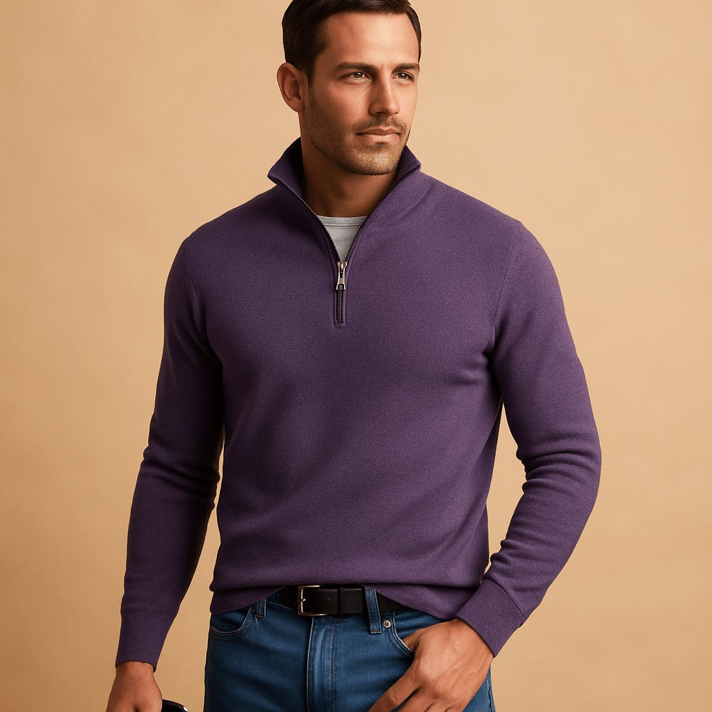 Pull demi-zip violet en maille unie, porté avec un jean