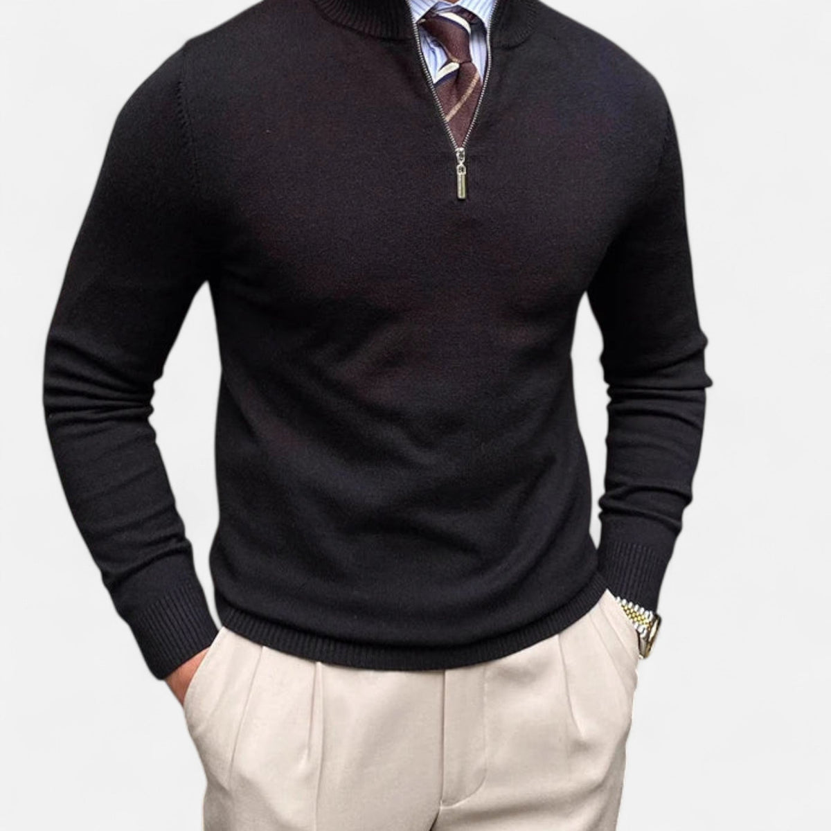 Pull demi-zip homme noir porté avec un pantalon à pinces