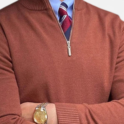 Pull demi-zip homme rouille porté sur chemise, bras croisés