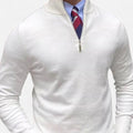 Pull demi-zip homme blanc porté sur chemise et cravate, vue de face