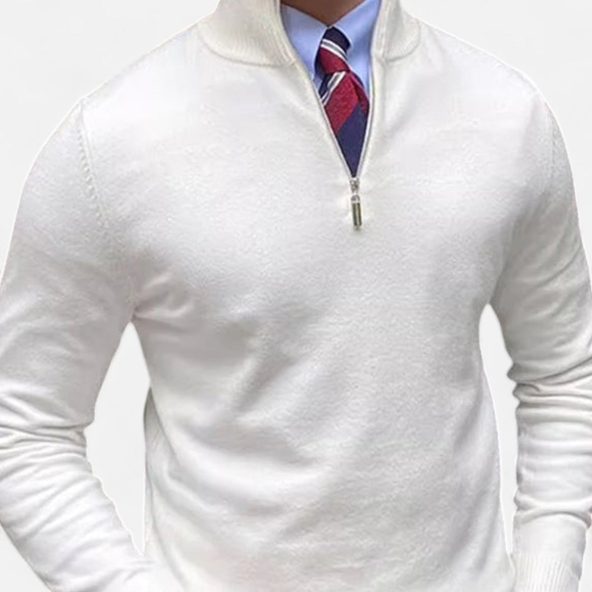 Pull demi-zip homme blanc porté sur chemise et cravate, vue de face