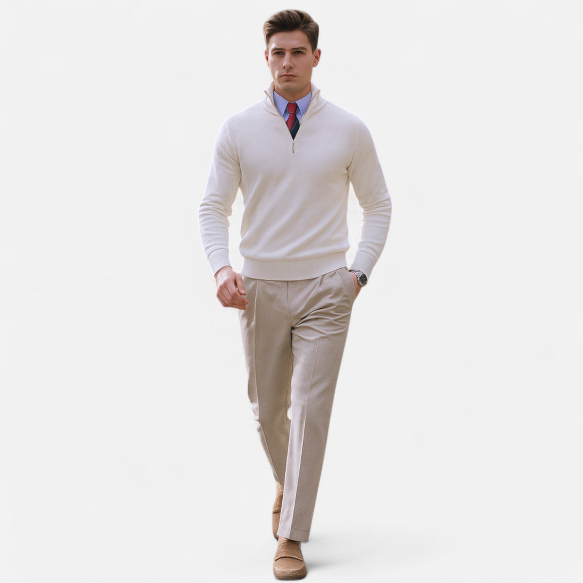 Pull demi-zip homme blanc porté en pied avec un pantalon beige