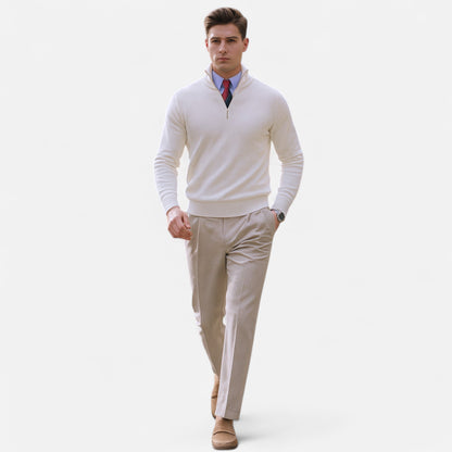 Pull demi-zip homme blanc porté en pied avec un pantalon beige