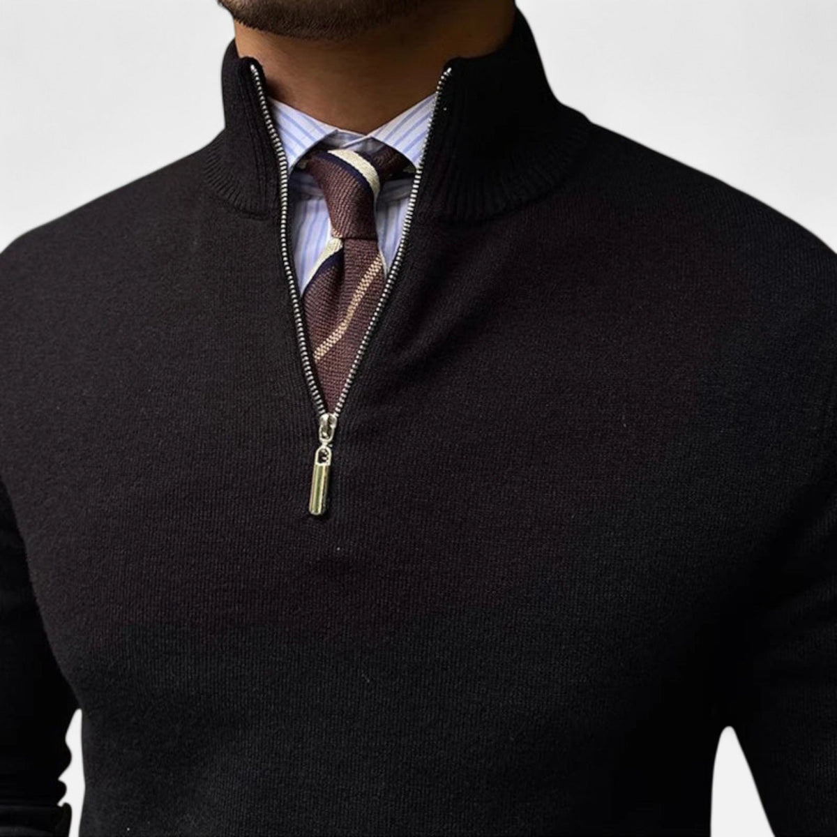 Pull demi-zip homme noir, détail du col montant zippé