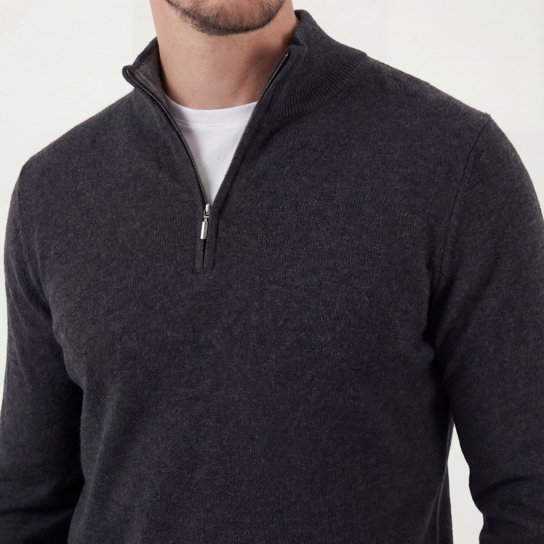Pull demi-zip en maille, détail du col zippé